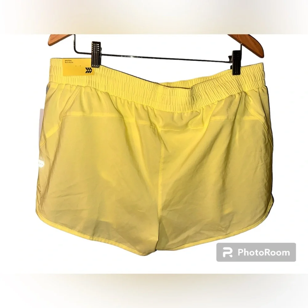 NWT Women's Mid-Rise Run Shorts 3